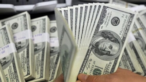Avea o avere în bagaje! Femeie, prinsă în vamă cu 600.000 de dolari şi 45.000 de euro ascunşi într-un geamantan