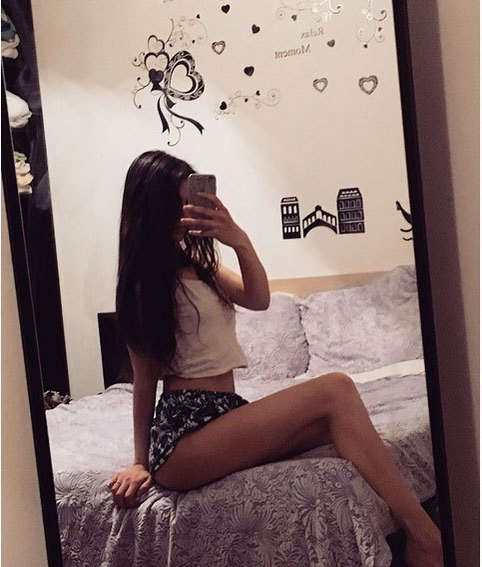 Iubita lui Cucu este o tânără fotomodel care adoră sejururile în străinătate