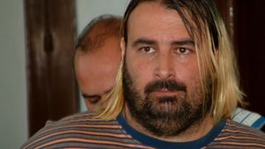 Vecinii l-au chemat în judecată! A dat ”Jafului secolului” în România, dar… n-are bani de întreţinere!