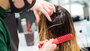 Experiența șocantă a unei tinere. A mers la salon pentru vopsit, dar când s-a privit în oglindă, a izbucnit pe loc în lacrimi - Ce îi făcuse stilistul. FOTO