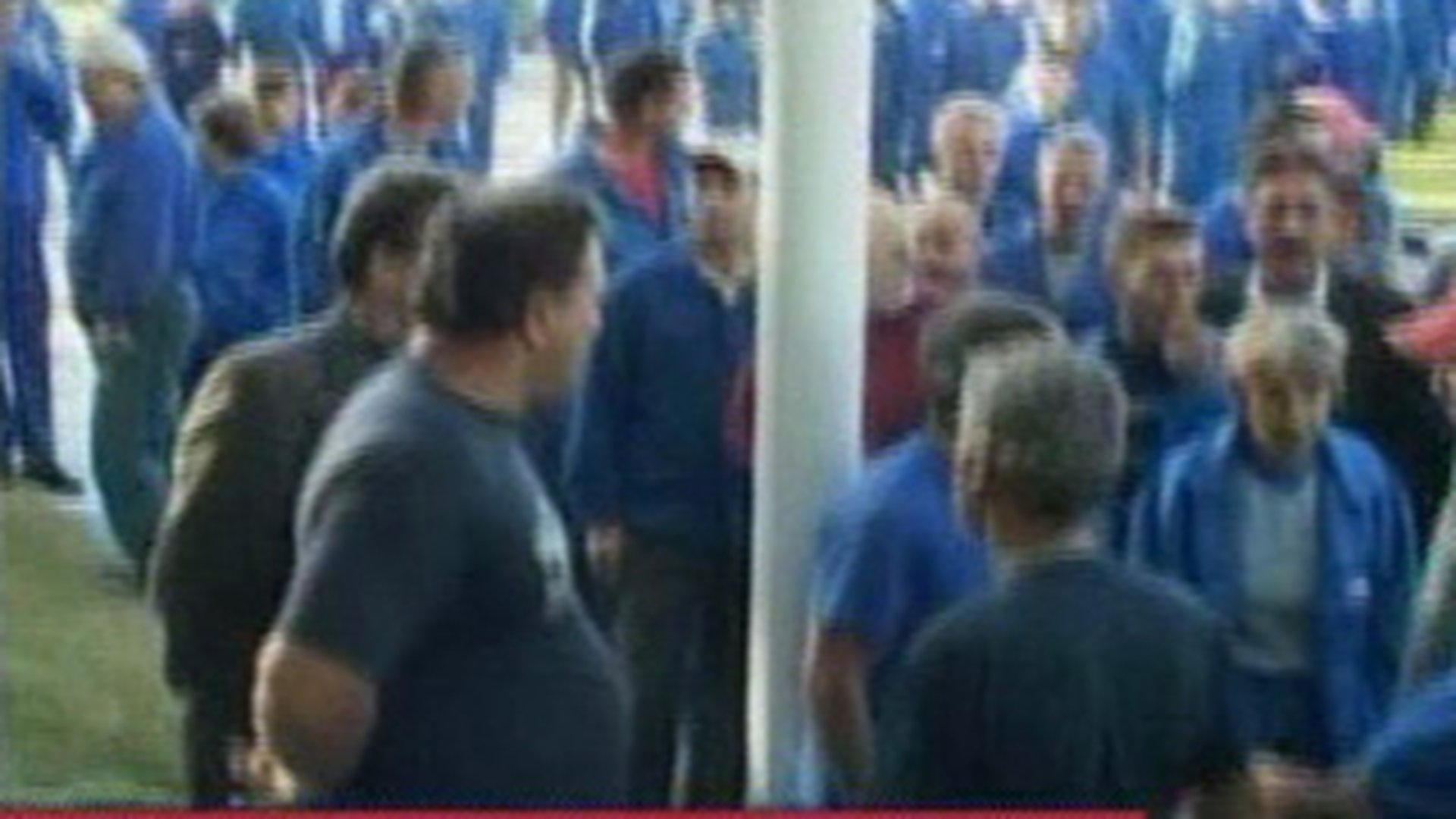Protestele au fost reluate la Oltchim! Sute de oameni au iesit in fata institutiei