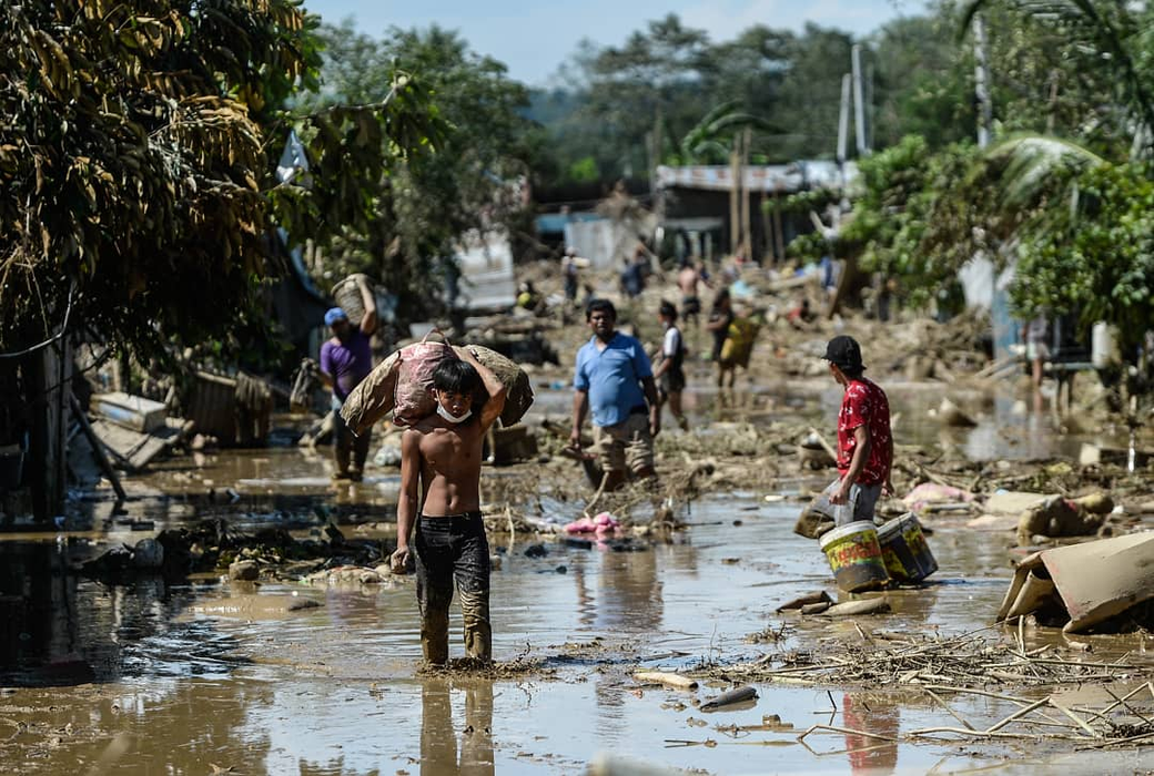 A crescut bilanțul morților din cauza taifunului care a lovit statul Filipine. Salvatorii continuă să caute supraviețuitori | FOTO