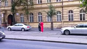 VIDEO Scandal cu sabii la Praga, dupa o neintelegere in trafic