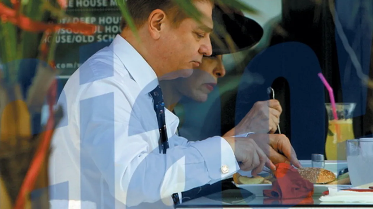 Un regal de calorii! Printul Paul si Printesa Lia au dat iama in hamburgeri si cartofi prajiti!