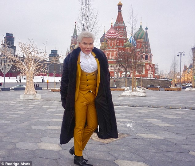 Păpușa Ken a ajuns tocmai în Rusia. Cum au reacționat oamenii de pe stradă!
