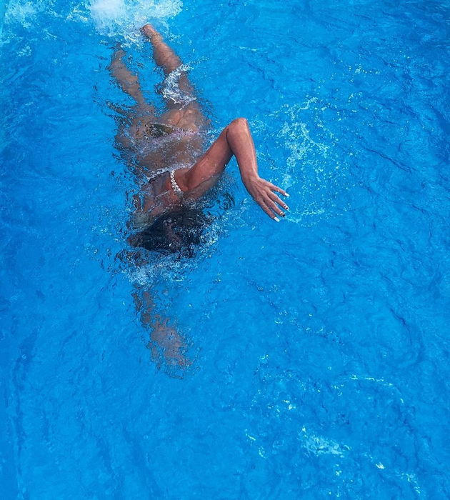 Delia, fotografiată în timp ce înota la piscină! Fanii, impresionați de corpul ei, au exclamat: “O prințesă!”