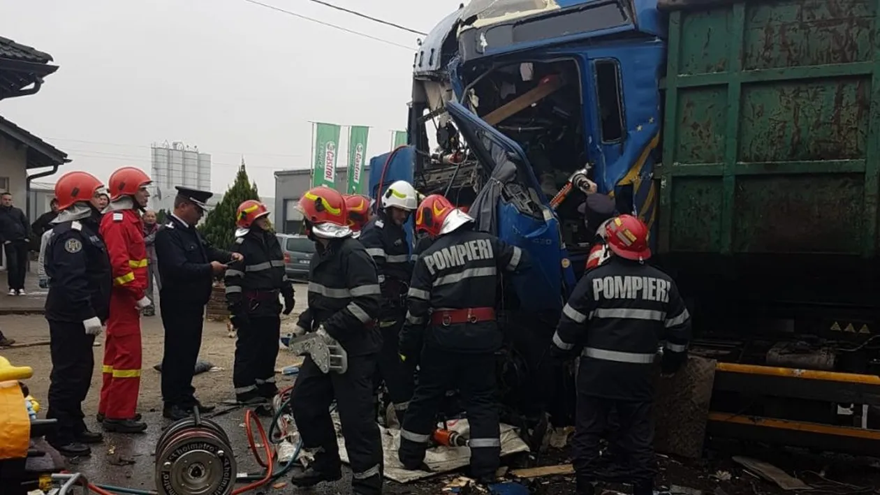 Două tiruri s-au ciocnit frontal pe DN 72, în Dâmbovița. Unul dintre șoferi a rămas încarcerat