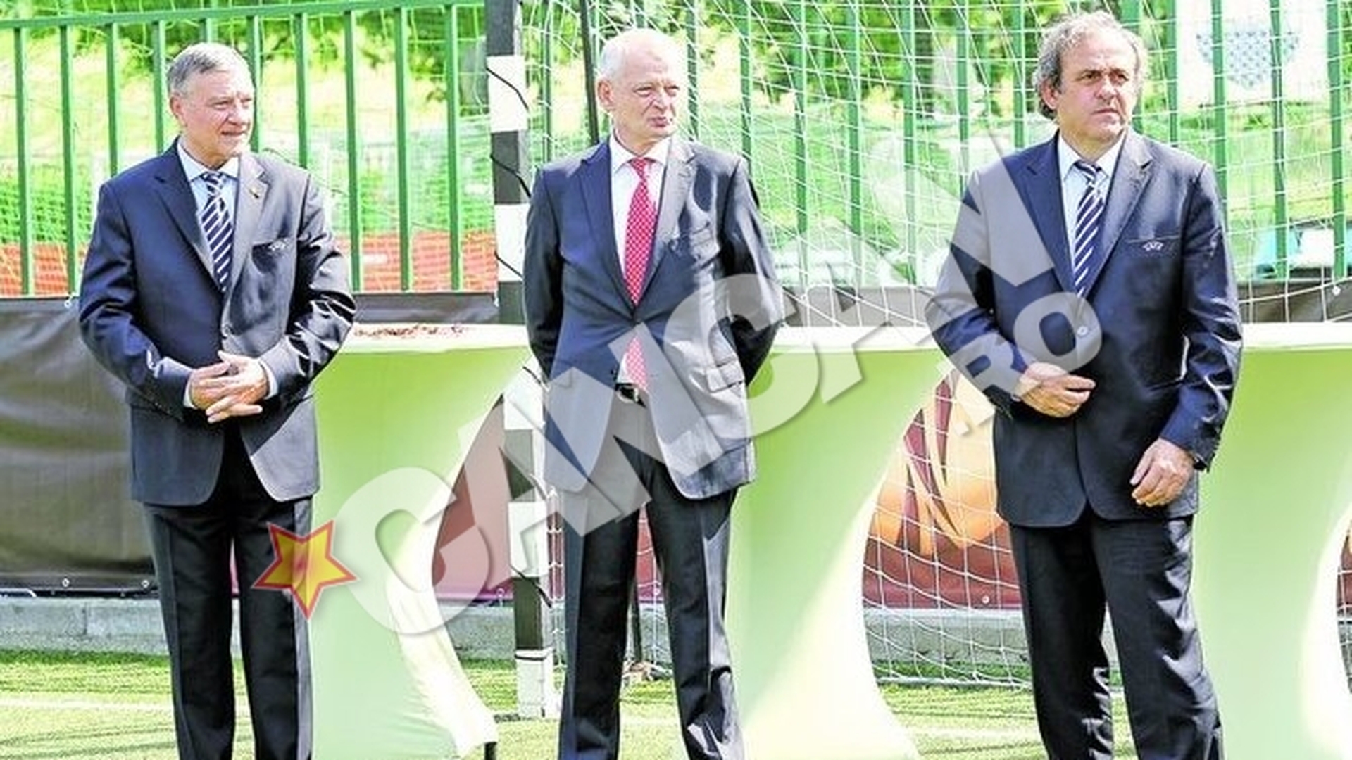 Primarul general si Michel Platini alaturi de tinerele sperante ale fotbalului romanesc. Oprescu a premiat castigatorii competitiei "Bucharest Trophy"