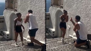 Nu e un banc! Ce a pățit acest tânăr în Santorini, după ce s-a așezat în genunchi pentru a-și cere iubita în căsătorie