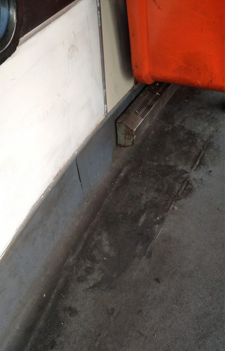 Din cauza ruginii de pe podea, mirosul din tramvai este groaznic / (sursă foto: Facebook)