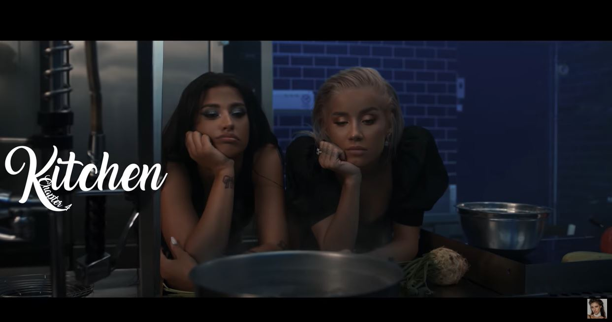 Antonia și Alina Ceușan, filmate în ipostaze ca-n filmele pentru adulți în cel mai nou clip al cântăreței! S-au atins pasional în zone intime și au flirtat una cu cealaltă | VIDEO