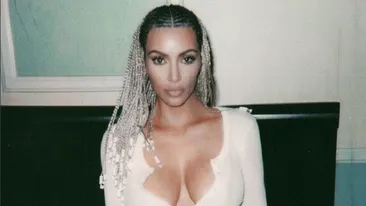 Kim Kardashian a pozat topless! Poziţiile în care stă i-a înnebunit pe bărbaţi. Detaliul inestetic de pe posteriorul bombat