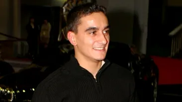 Larisa a petrecut la botezul copilul finilor pe care i-a cununat cu Marian Dragulescu. Sexy si singura la botez!