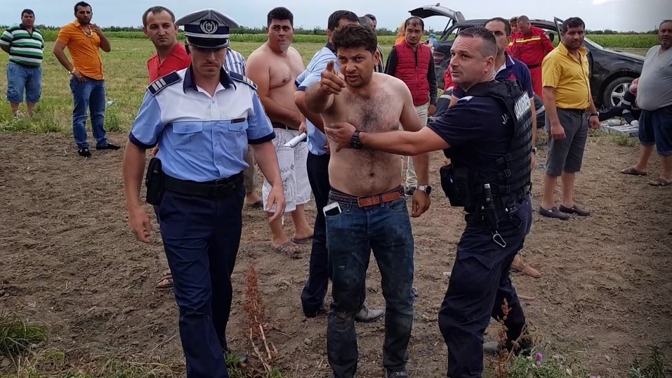 Jurnalist tâlhărit sub ochii poliţiştilor în timp ce filma o intervenţie SMURD după un accident grav
