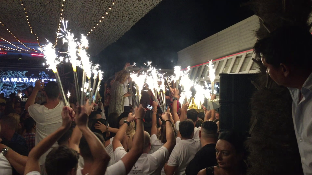 Moment istoric în LOFT, cea mai mare coloană de artificii a deschis calea unui "dinozaur" de 12 litri