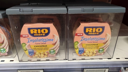 Conservă de ton cu sistem de protecție antifurt, într-un supermarket din Cluj. Câți lei costă, de fapt