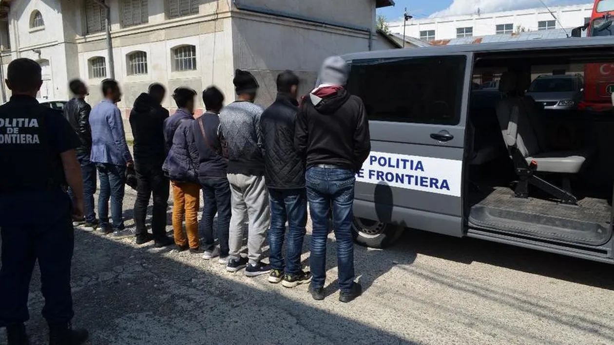Opt cetăţeni din Bangladesh, prinşi de poliţiştii de frontieră din judeţul Botoşani când încercau să intre ilegal în ţară
