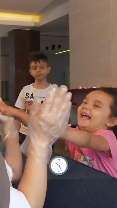 Andra, în ipostaze nemaivăzute până acum! S-a filmat în timp ce se vopsește singură acasă. Ce s-a întâmplat după ce și-a aplicat vopseaua pe păr