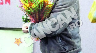Madalin Ionescu a luat flori cu bratul, pentru toate colegele! Martisoare de la bancomat