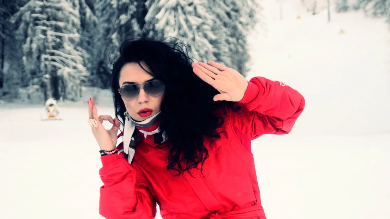 DJ Wanda se incalzeste cu palinca de Bihor pe partia de snowboard: Dupa doua inghitituri te simti ca pe plaja la Miami