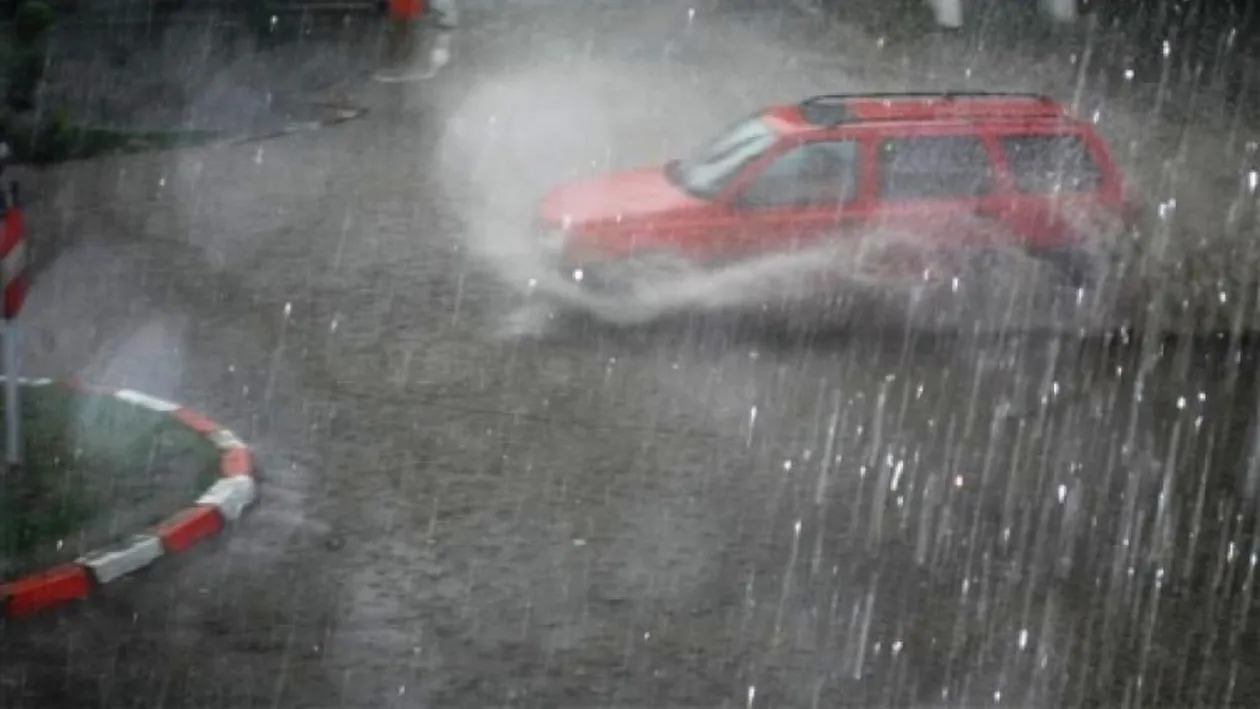 Cod portocaliu de ploi torențiale în 11 județe până luni la prânz