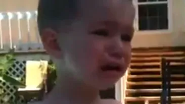 VIDEO O clipă de neatentie l-a lăsat in lacrimi! Ce a pătit acest copil, in timp ce mânca o inghetată cu o poftă de nedescris