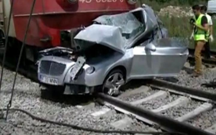 Așa arăta mașina condusă de Nae Nicolae după ce a fost lovită de tren