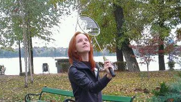 Ioana Maria Moldovan te invata cum sa te distrezi pe vreme ploioasa! Cine se baga la o partida de badminton cu ea?