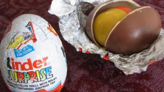 Asta da surpriză! Ce a găsit o tânără într-un ou Kinder. A rămas mută de uimire