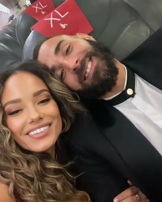 Ce „bunăciune”! Imagini incendiare cu iubita lui Karim Benzema, starul lui Real Madrid. A lucrat ca ospătăriță, iar acum este model în SUA | GALERIE FOTO