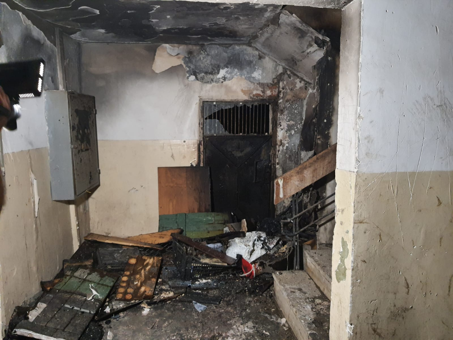Au dat foc intenționat unui bloc din Neamț! Trei oameni au ajuns la spital, iar 40 de locatari au fost evacuați