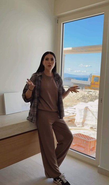 Influencerița din România părăsește țara. Și-a construit casa visurilor în Creta: ”Prima poză în bucătăria noastră!”