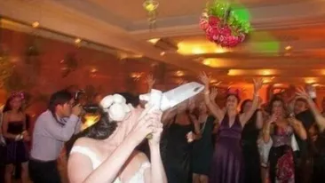 Moment incredibil la o nunta! Ce s-a intamplat imediat dupa ce mireasa a aruncat buchetul. I-a stricat petrecerea