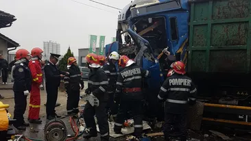 Două tiruri s-au ciocnit frontal pe DN 72, în Dâmbovița. Unul dintre șoferi a rămas încarcerat