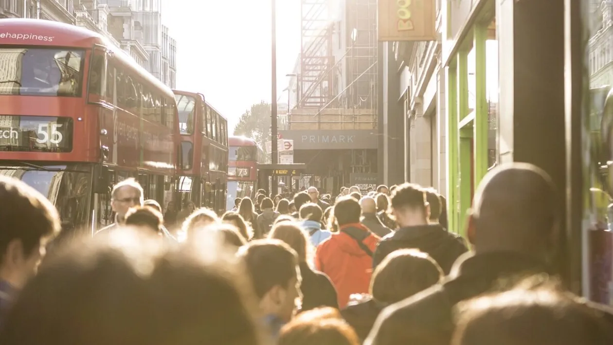 Modificare legislativă pentru românii care muncesc în Marea Britanie. Decizia guvernului britanic a stârnit numeroase reacții în insulă