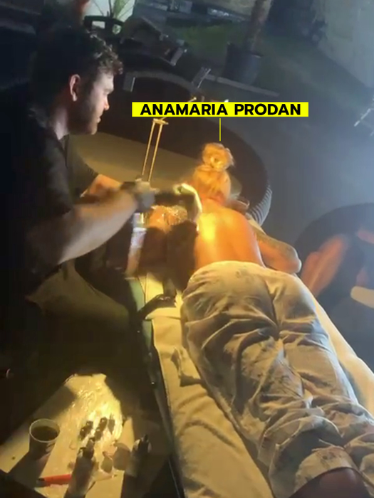 Robert o tatuează pe Anamaria (Foto: Instagram)