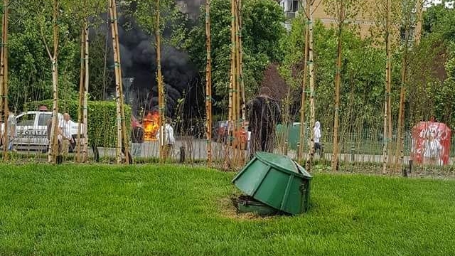 Incendiu în Capitală! Două mașini au ars în Sectorul 3