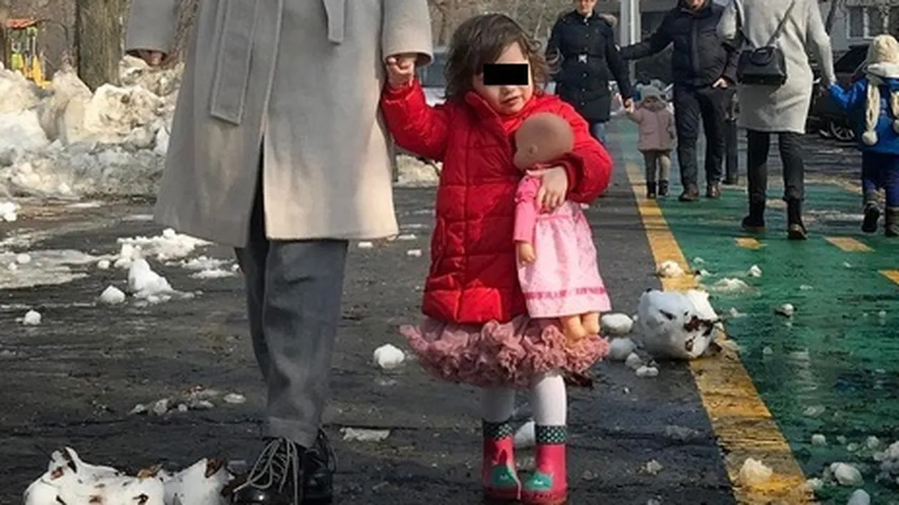 Bucureştenii se plimbau liniştiţi prin parc când şi-a făcut apariţia cu copilul! Nu le-a venit să credă că e chiar ea