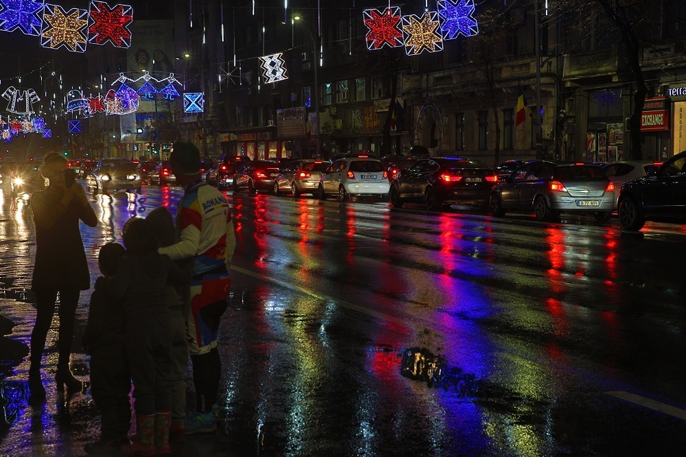 VIDEO / S-au aprins luminiţele de Crăciun! Programul din Bucureşti şi din ţară