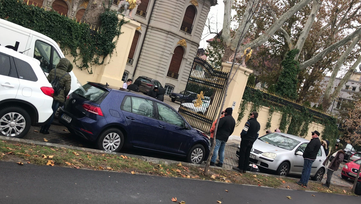 Ionuț Luțu, cancelarul lui Gigi Becali, și-a deschis ”punct de lucru” la poarta Palatului din Aleea Alexandru!
