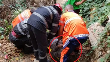 Imagini incredibile de la salvarea unui bărbat care a căzut într-un canal de irigații. Pompierii au intervenit imediat