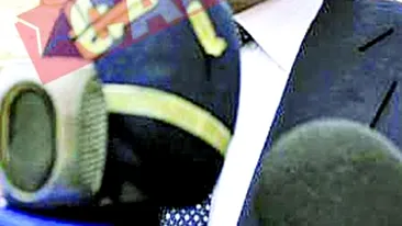 Primul-ministru irakian da bani saracilor pe strada