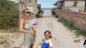 Ținuta sexy pe care Andreea Bălan o poartă când își adorme copiii: „Mama râde de se prăpădește”. FOTO