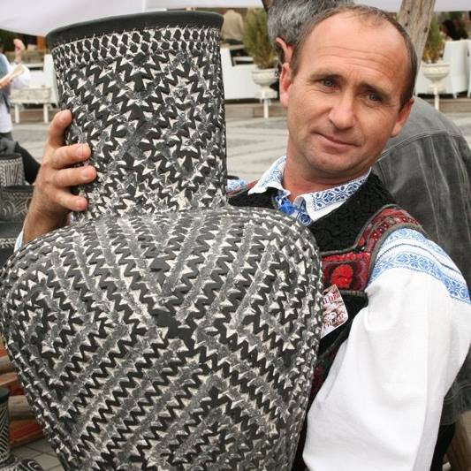 Ceramica de la Vădastra nu are secrete pentru meșterul Ionel Cococi