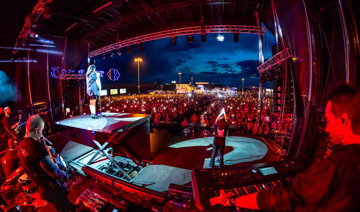 Andra susține concerte în fața a mii de oameni, iar show-ul este garantat