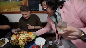 Gami a comandat un platou cu friptură, mici și cârnați, în restaurantul lui Luis Stan din București. Când a primit nota de plată, s-a uitat lung