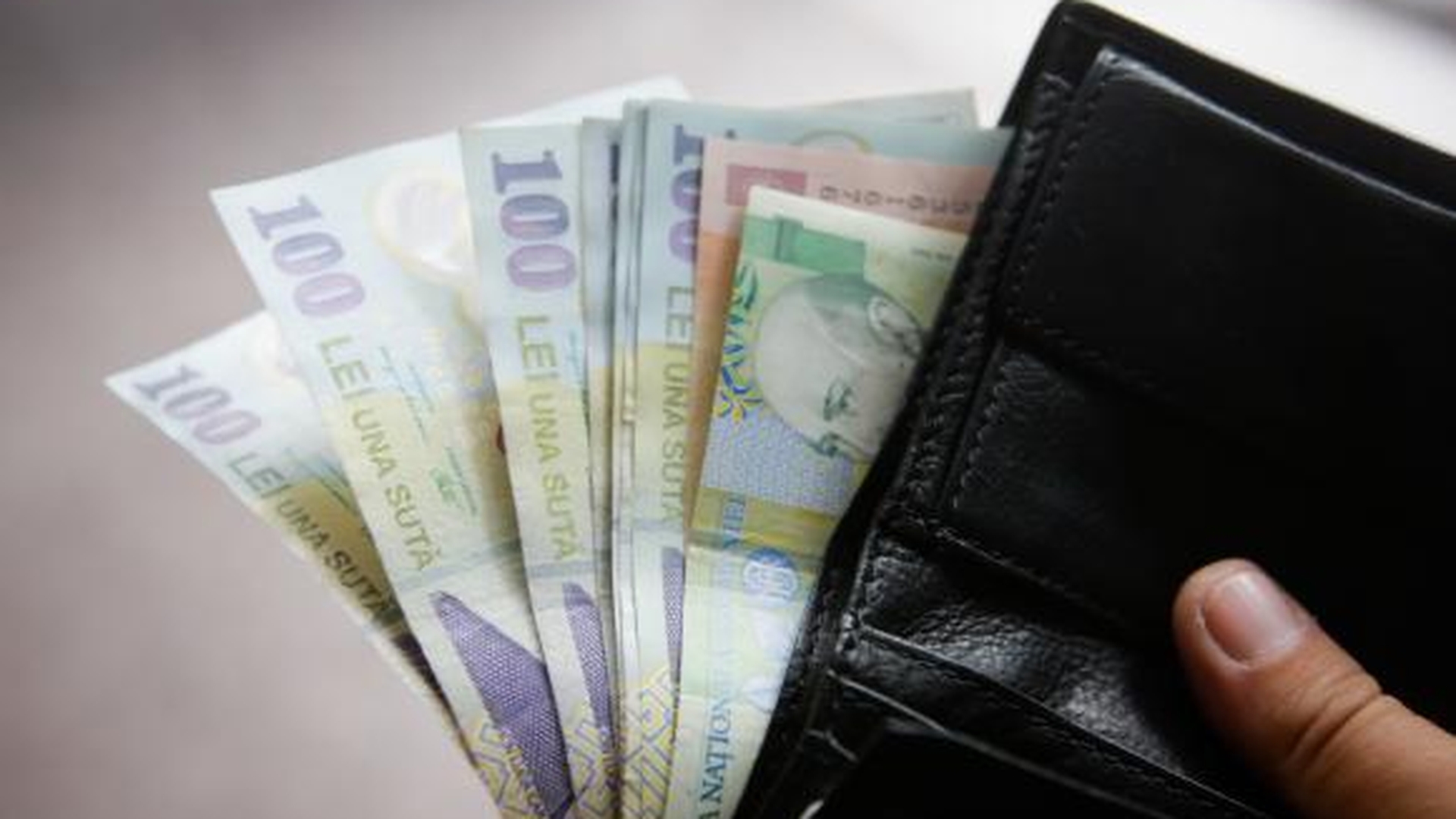 O nouă metodă de escrocherie este virală! Mai mulţi români s-au trezit cu credite uriaşe
