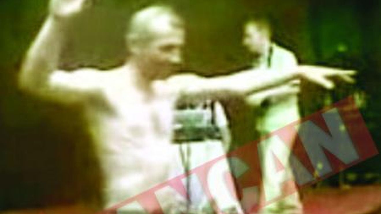 Profesor concediat dupa ce a ridicat fustele elevelor