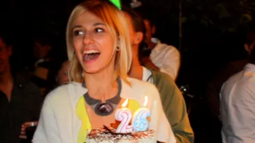Dana Rogoz implineste 26 de ani astazi! Actrita si-a sarbatorit ziua de nastere cu Adela Popescu