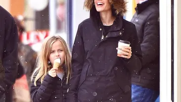 ANGELINA JOLIE a şi uitat de BRAD PITT! În plin divorţ de actor s-a distrat pe cinste alături de...